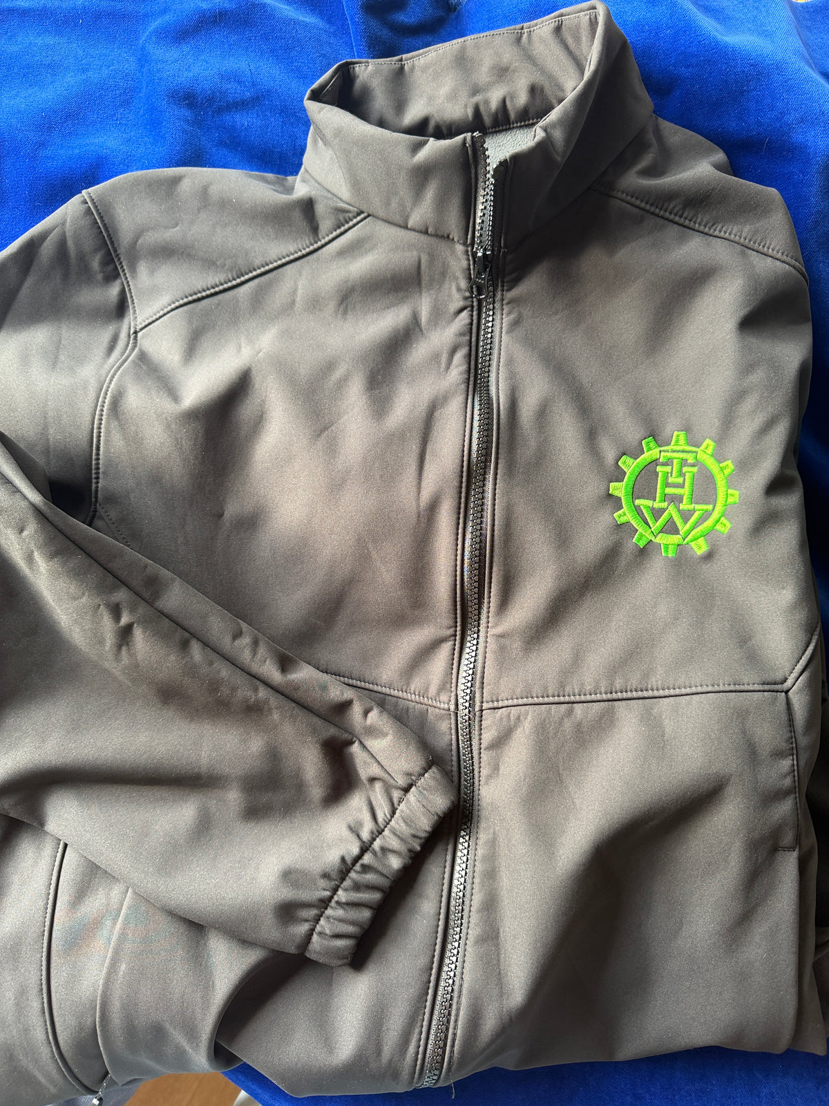 Softshelljacke mit individueller Bestickung – Brust & Rücken